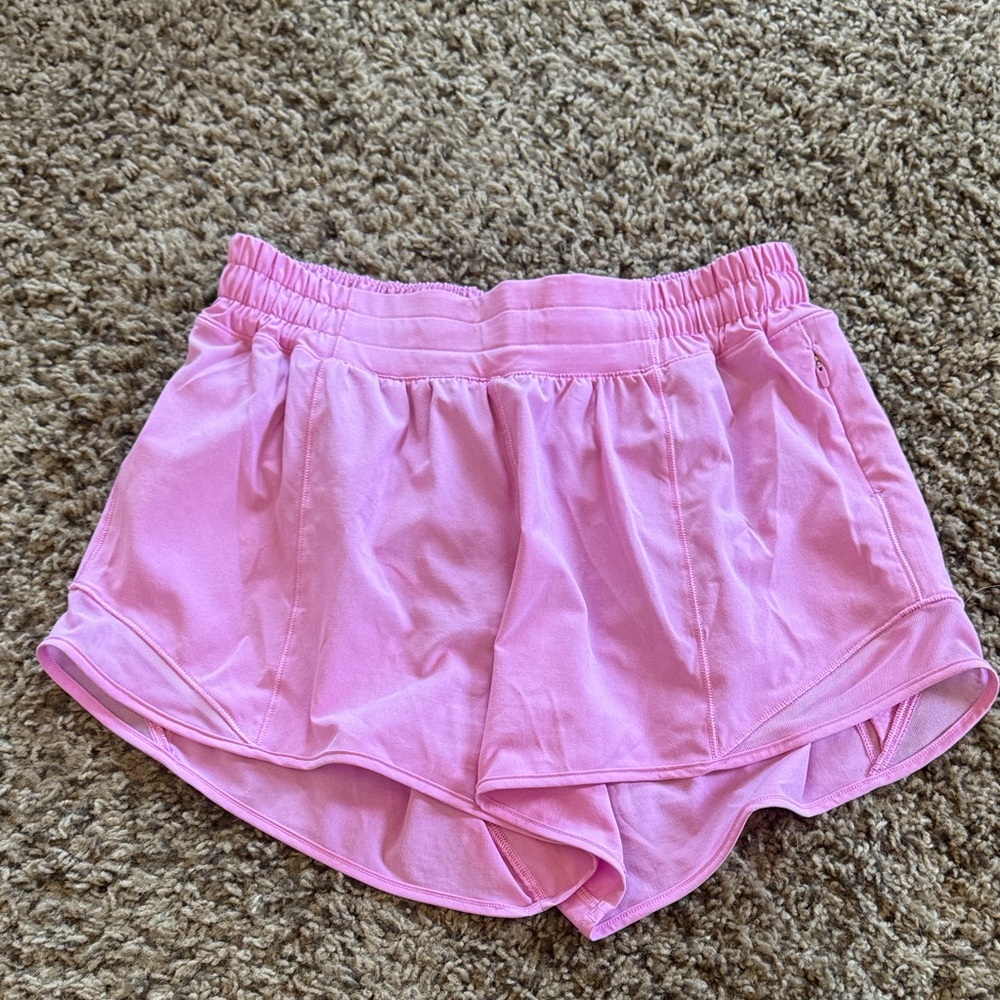 Lululemon Athletica Hot Hotty low- rise shorts in Dahlia Mauve. 4”
